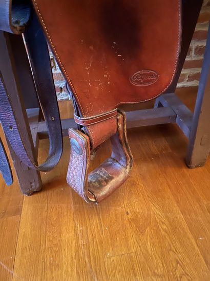 null Brown leather saddle, with stirrups, signed RYONS. Texas, USA. 20th century.
New...