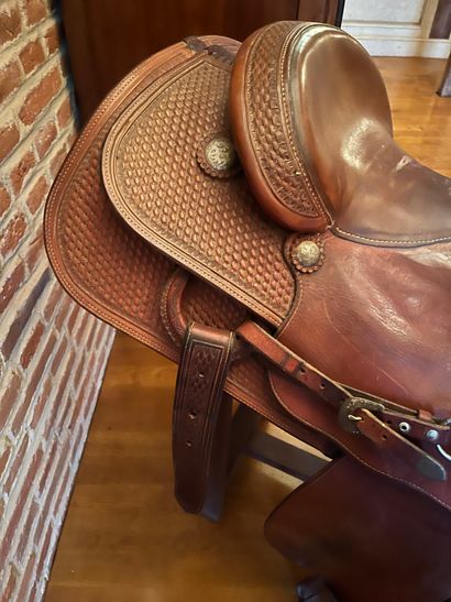 null Brown leather saddle, with stirrups, signed RYONS. Texas, USA. 20th century.
New...