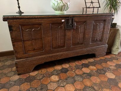 null Large oak chest, front carved with napkin folds. 
Partly high period (lock changed...