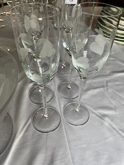 null Lot of glassware including six flutes with floral decoration, a cup on foot...