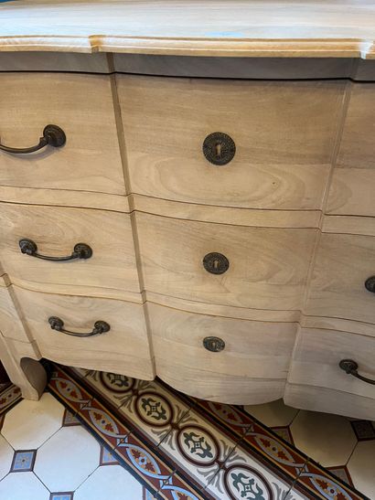 null Natural wood chest of drawers, opens with three drawers.
Work of style. 20th...
