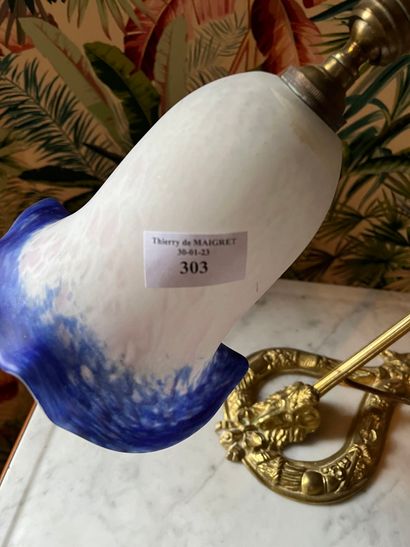null Lamp in gilded metal and tulip in white and blue glass.
H : 32 cm

COLLECTION...