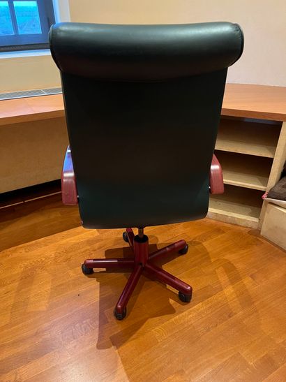 null Modern green leather office chair on 5 casters (chips on the arm)

COLLECTION...