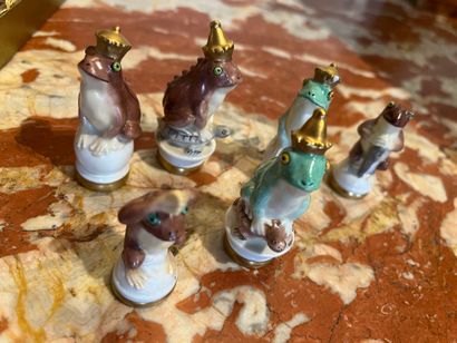 null Porcelain chess set decorated with batrachians and turtles
Mark on the back
In...