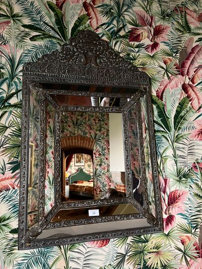 null Louis XIII style mirror with glazing beads and embossed metal frame
85 x 55...