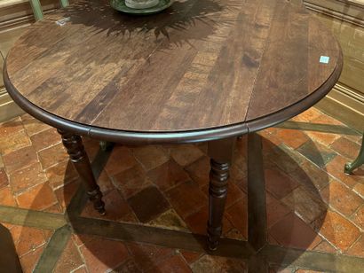 null Round table, turned legs in the Louis Philippe style
H : 77 - Diam : 11O cm...