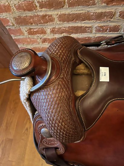 null Brown leather saddle, with stirrups, signed RYONS. Texas, USA. 20th century.
New...