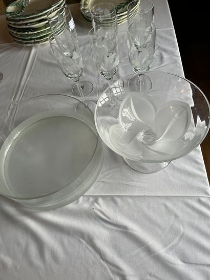 null Lot of glassware including six flutes with floral decoration, a cup on foot...