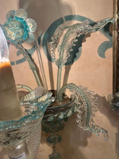 null Paire d’appliques à un bras de lumière en verre de Venise, feuilles et tige...