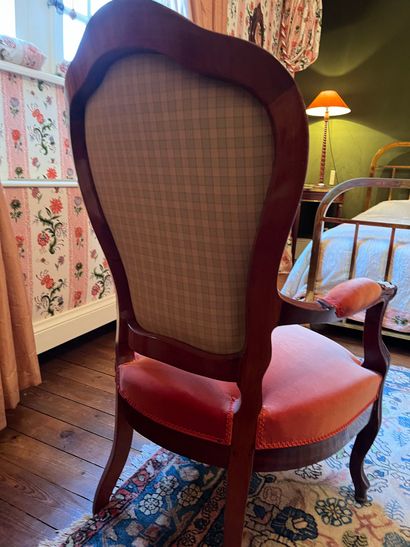 null Pair of mahogany armchairs, violin back. Late 19th century. 
Upholstered in...