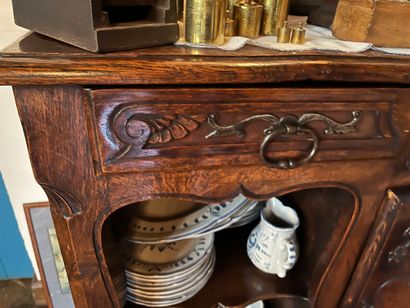 null Buffet en bois sculpté de fleurs, deux niches, une porte centrale et deux tiroirs....