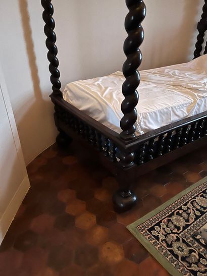null Canopy bed in stained wood, uprights and sides decorated with twisted columns....