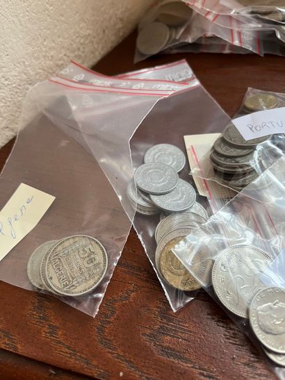 null Large lot of 20th century coins from different countries: France, USA, Vanuatu,...