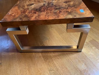 null Table basse, piétement en métal doré, plateau en placage de bois.
20ème siècle.
H...