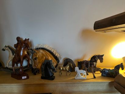 null Lot de diverses statuettes figurant des chevaux : en verre, plâtre, bois, bronze,...