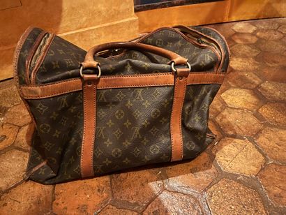 null Louis VUITTON
Coated canvas bag with monogrammed logo. Zipper closure 
Heavy...