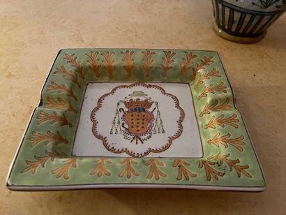 null Lot of ceramic trinkets: porcelain pocket with coat of arms, ashtray "Jules...