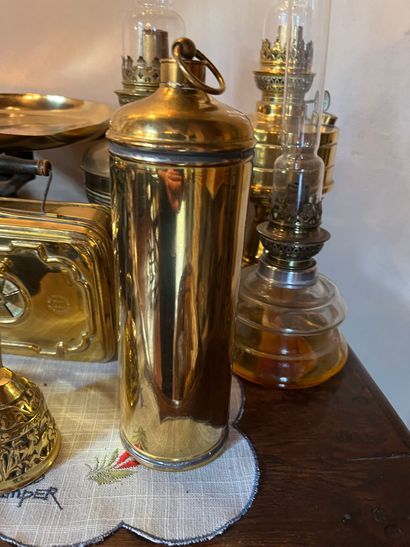 null Lot of yellow brass including a bell, a set of weights, two Roberval scales,...