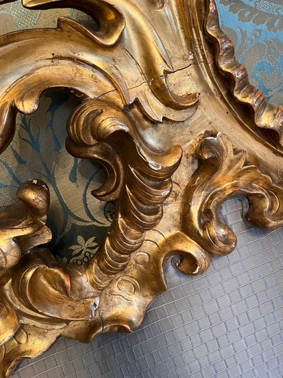 null Gilded wood bed, richly carved with acanthus, rocaille, leafy interlacing. Italy,...