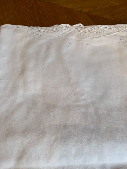 null Lot of two tablecloths: one in white cotton embroidered with days and days crossed,...