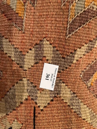 null Many kilim cushions (about twenty)
67 x 67 cm for the bigger ones

COLLECTION...