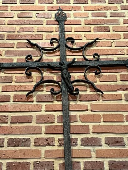 null Large crucifix in wrought iron.
H : 180 cm approximately

COLLECTION by APPOINTMENT...
