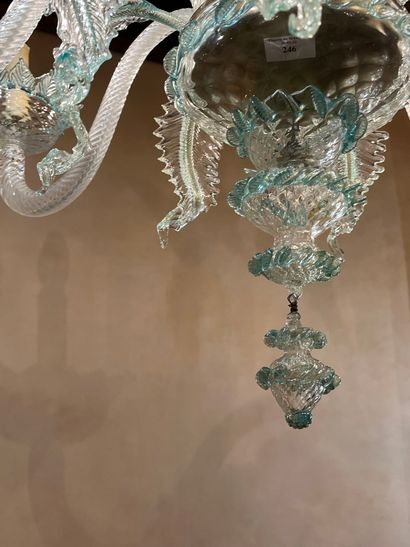 null Lustre à huit bras de lumière en verre de Venise, translucide et teinté turquoise,...