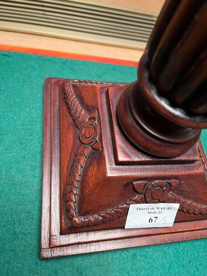 null Wooden lamp stand, fluted. 20th century. H : 50 cm 
Two wooden candlesticks...