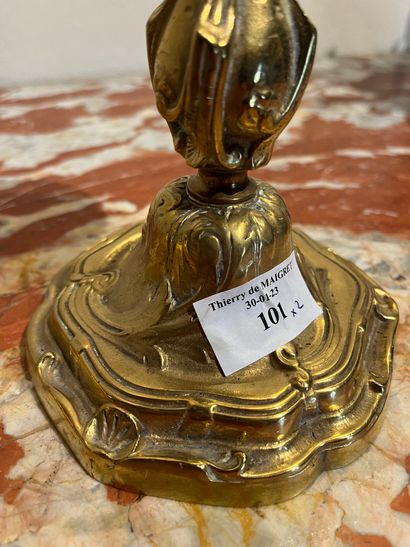 null Paire de bougeoirs en bronze, ciselé d’acanthes et entrelacs. 
Style Louis XV.
H...