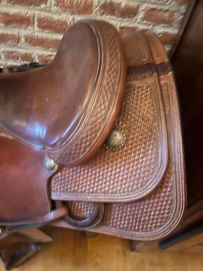 null Brown leather saddle, with stirrups, signed RYONS. Texas, USA. 20th century.
New...