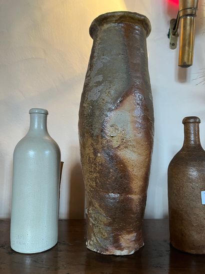 null Lot of five bottles and a stoneware vase
Chips
H : 40 cm


COLLECTION by APPOINTMENT...