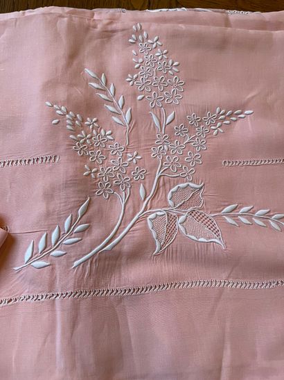 null Lot of four bed sheets for two people in cotton (3 white and one pink) embroidered...