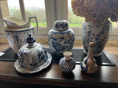null Lot of miscellaneous objects: vase and ginger pot decorated in blue monochrome,...