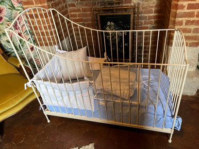 null Child's bed with bars in wrought iron lacquered white.
H : 111 - W : 120 - D...