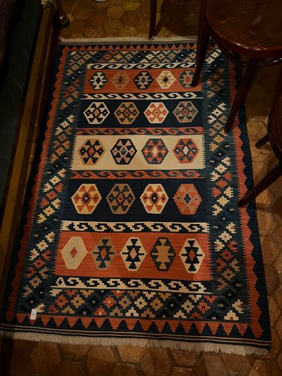 Kilim carpet
156 x 107 cm 
Wear and tear


REMOVAL...