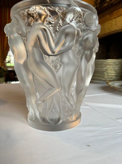 null LALIQUE France - Vase model "Bacchantes 
Signed Lalique R France Accidental
H...