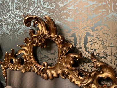 null Gilded wood bed, richly carved with acanthus, rocaille, leafy interlacing. Italy,...