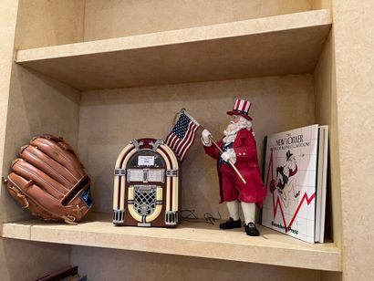 Lot of USA trinkets: Uncle Sam statuette...