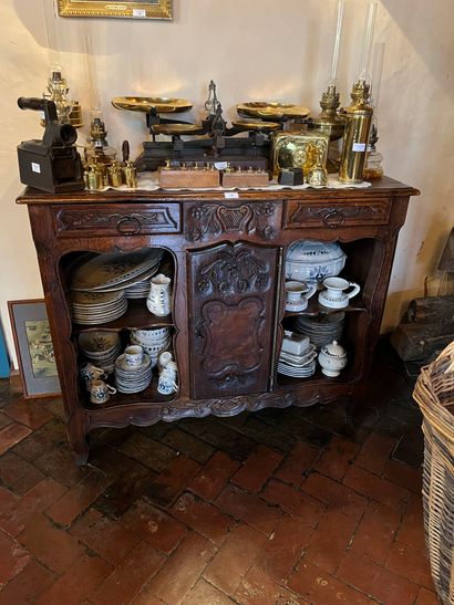 Buffet in wood carved with flowers, two niches,...