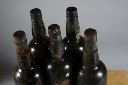 null 5 bouteilles PORTO (eta, à peine lisibles, 2 "Imperial" Robertson eta, 3 Burmester...