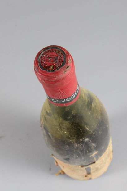 null 1 bouteille MUSIGNY, "V.V.", Comte de Vogüé 1974 (es, et, eta, B, caps abîm...