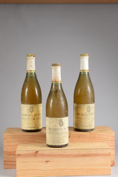 null 3 bouteilles MUSIGNY, blanc, Comte de Vogüé 1973 (et, ela, caps tachées)