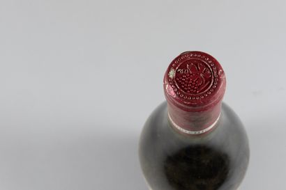 null 1 bottle MUSIGNY, JF Mugnier 1989 (et,eta, caps very slightly damaged)