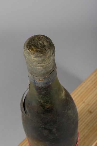 null 1 bouteille RICHEBOURG, C. Viénot 1965 (étiquette fânée, LB)