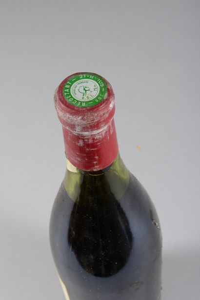 null 1 bouteille RICHEBOURG, Henri Jayer 1983 (es, tachée, bandeau très abîmé, L...