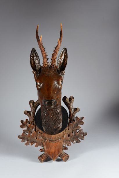 null BLACK FOREST - CIRCA 1900. Bust of brocade in carved wood and real trophy. Height...