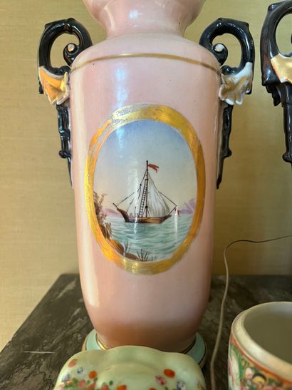 null Lot de céramiques : paire de vases en porcelaine à décor de bateaux, un bénitier,...