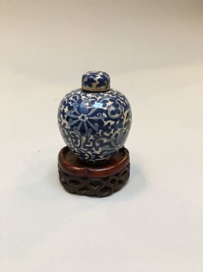 null Petit vase couvert en céramique craquelé décor en bleu, couvert, marque au revers....