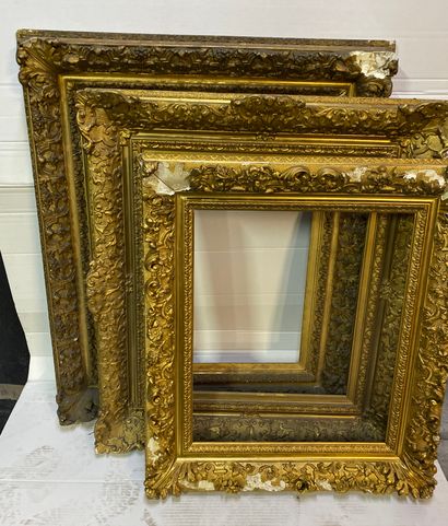 null Lot de trois cadres en bois et stuc doré de style Louis XIV
73 x 55 x 16 cm...
