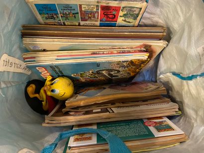 null Fort lot de bandes dessinées (dont Tintin, Astérix, Le Dieu sauvage..) et documents...